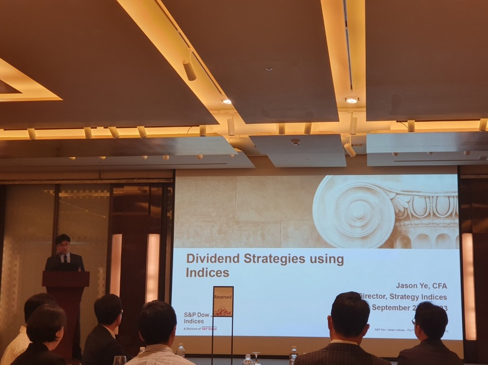 제이슨 예(Jason Ye) S&P 다우존스지수(S&P Dow Jones Indices) 전략지수 아태지역 헤드 이사는 22일 S&P 다우존스지수가 웨스틴조선 서울 호텔에서 개최한 세미나에서 배당투자 전략을 소개했다. / 사진= 한국금융신문(2023.09.22)