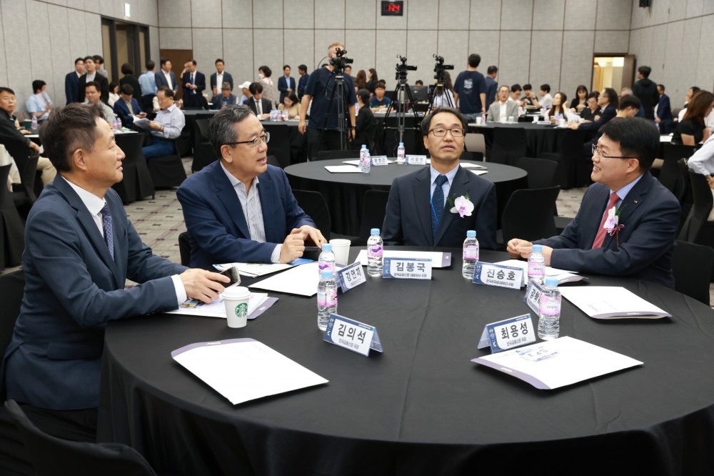 ▲ 9월 19일 서울 중구 은행연합회 국제회의실에서 열린 ‘2023 한국금융투자포럼’에서 (오른쪽부터) 진승호 한국투자공사(KIC) 사장, 김봉국 한국금융신문 대표이사 사장, 강연재 파빌리온PE 부회장, 김신 SK증권 대표이사가 대화를 나누고 있다. / 사진= 한국금융신문