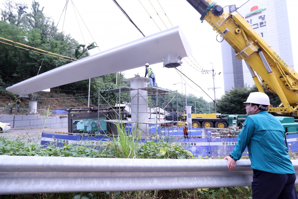 박일하 동작구청장이 19일 서울 사당롯데캐슬골든포레아파트 앞 보도육교 상판거치 현장을 점검하는 모습./사진제공=동작구