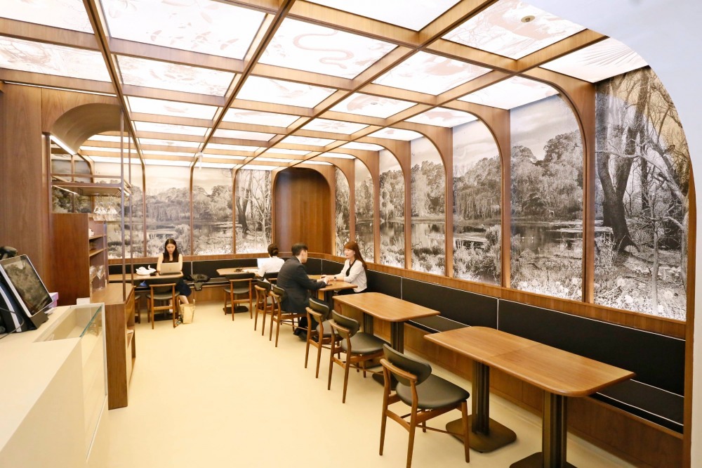 명품관 아뜰리에폰드 카페 전경. /사진제공=갤러리아백화점