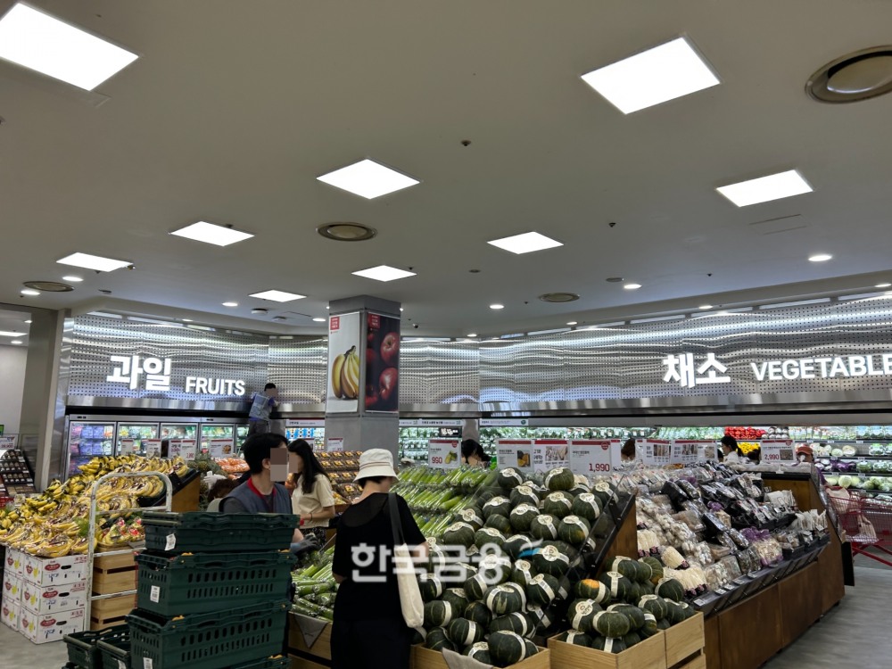 추석 연휴를 앞두고 장을 보는 소비자들의 모습. /사진=박슬기 기자