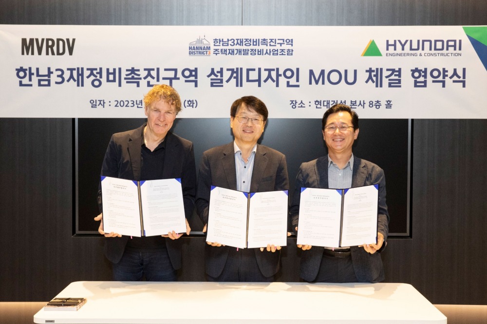 왼쪽부터 MVRDV 위니 마스 대표, 한남3재개발조합 조합장, 현대건설 건축주택설계실장 이인기 상무가 ‘한남3재정비촉진구역 설계디자인’ 업무협약을 체결하고 기념촬영을 하는 모습./사진제공=현대건설