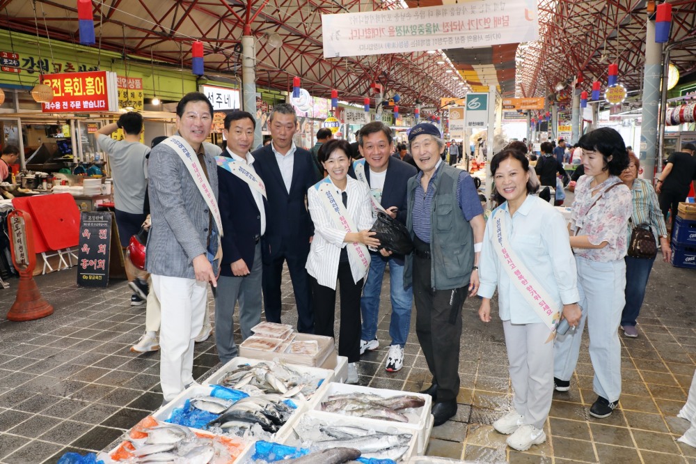 서울 중구의회 의원들이 추석을 앞두고 방문한 중앙시장에서 상인들을 격려하는 모습./사진제공=중구의회