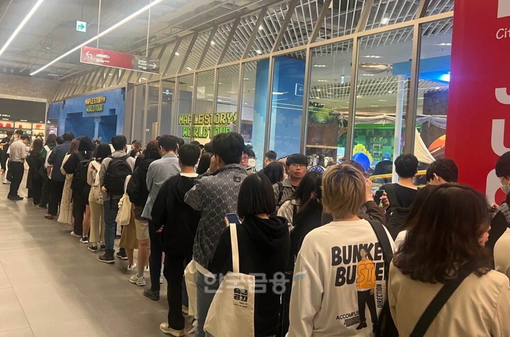 5일 서울 영등포구에 위치한 더현대 서울에서 열린 메이플스토리 팝업스토어에 방문한 이용자들이 입장을 위해 줄을 서고 있다. / 사진=이주은 기자