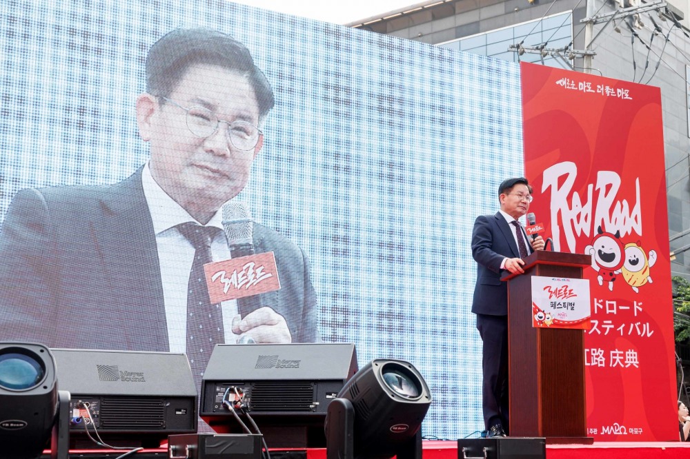 박강수 마포구청장이 지난 5월 레드로드 페스티벌에서 인사말을 하고 있다./사진제공=마포구