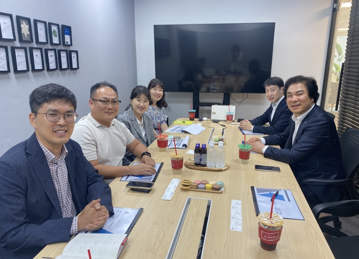 (왼쪽부터 시계방향으로) 김진열 에이스톤벤처스 전무, 안병규 부사장, 안신영 대표이사, 권영혜 전무, 이종민 한국벤처투자 펀드운용1팀장, 유웅환 대표이사. /사진제공=한국벤처투자