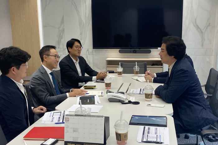 (왼쪽부터 시계방향으로) 배영수 스톤브릿지벤처스 전무, 유승운 대표이사, 송영돈 이사, 이종민 한국벤처투자 펀드운용1팀장, 유웅환 대표이사. /사진제공=한국벤처투자