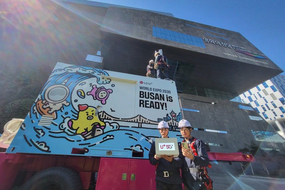 LG유플러스가 ‘2030 부산세계박람회(부산엑스포)’ 유치를 응원하기 위해 전 세계 영화인들이 모이는 부산국제영화제 현장에 부산엑스포의 유치를 기원하는 메시지를 랩핑한 이동기지국을 운영한다./사진제공=LG유플러스사진은 부산국제영화제 현장에 설치된 부산엑스포 유치 응원 이동기지국 차량의 모습