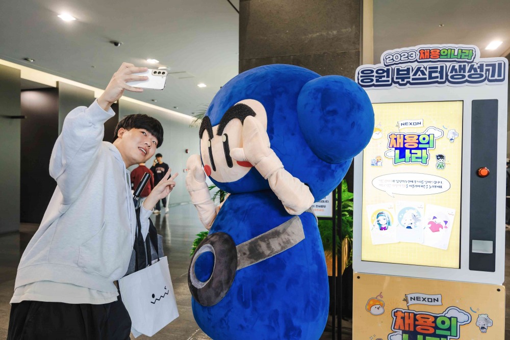 채용설명회 참여자가 넥슨 대표 캐릭터 '다오'와 기념 사진을 촬영하고 있다. / 사진제공=넥슨