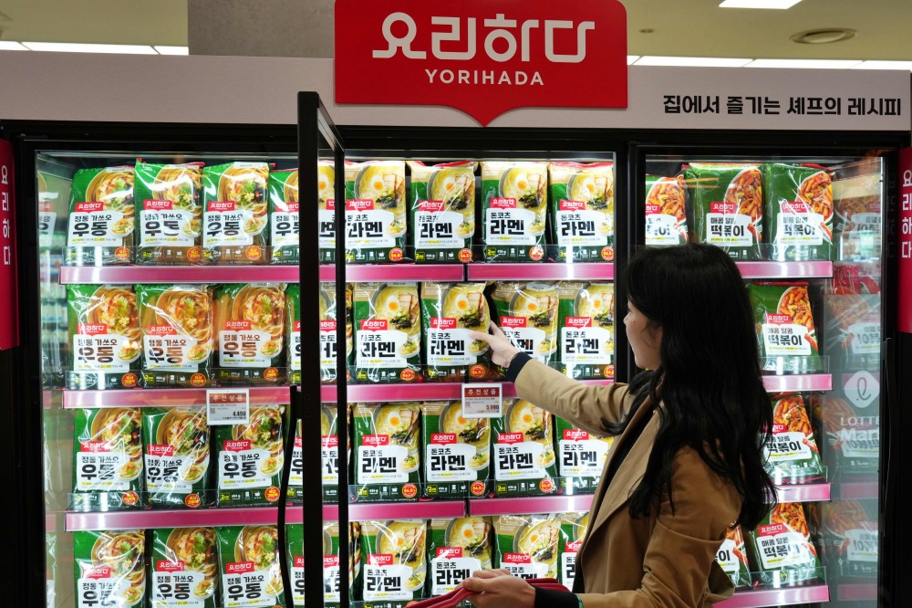 롯데마트 제타플렉스 서울점에서 요리하다 쇼핑을 하는 모습. /사진제공=롯데마트