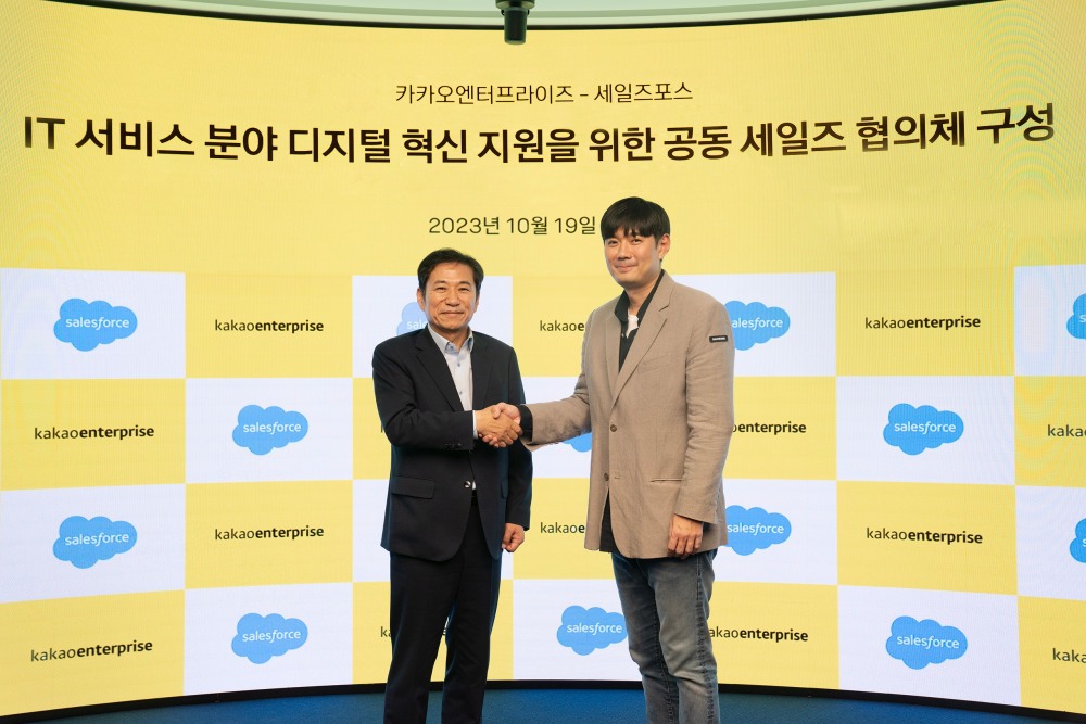 카카오엔터프라이즈는 19일 판교 카카오엔터프라이즈 사무실에서 세일즈포스코리아와 게임⬝블록체인⬝AI⬝엔터테인먼트 등 IT 서비스 분야의 디지털 혁신 지원을 위한 공동 세일즈 협의체를 구성했다. (왼쪽부터) 손부한 세일즈포스코리아 대표와 이경진 카카오엔터프라이즈 대표. / 사진제공=카카오엔터프라이즈