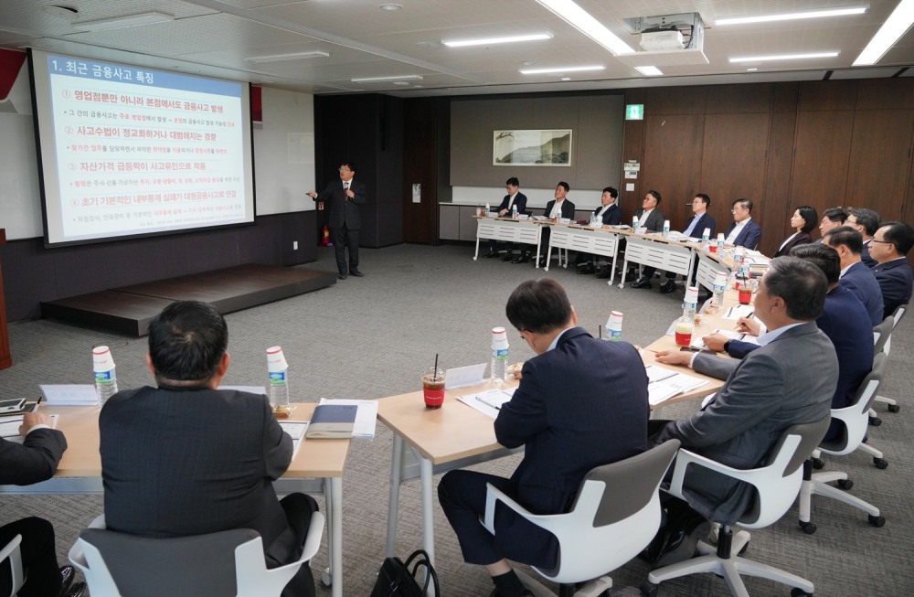 BNK경남은행이 23일 임원 내부통제 역량 강화를 위한 워크샵을 개최했다. /사진제공=BNK경남은행