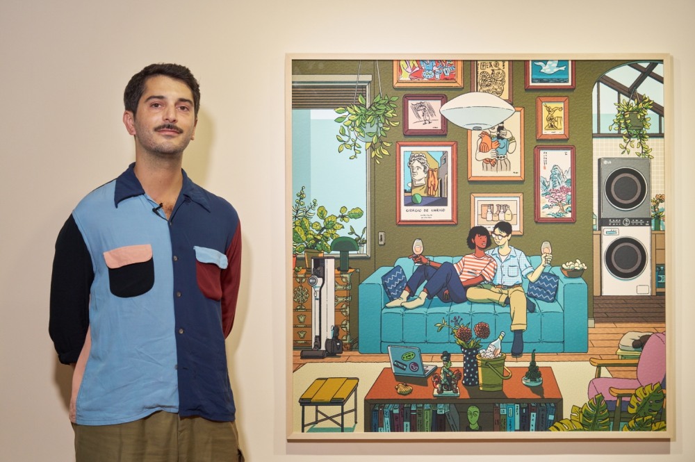 LG전자가 유명 일러스트 작가 일리야 밀스타인과 협업해 LG 프리미엄 가전의 차별화된 고객경험을 작품에 담았다. 사진은 일리야 밀스타인(왼쪽)과 트롬 워시타워, 코드제로 A9S 무선청소기가 설치된 집안에서 젊은 커플이 편안하게 소파에 앉아 와인을 마시는 모습을 그린 작품인 ‘긴장을 풀고, 마시고, 사랑하라(Relax, Drink and Love)'./사진제공=LG전자