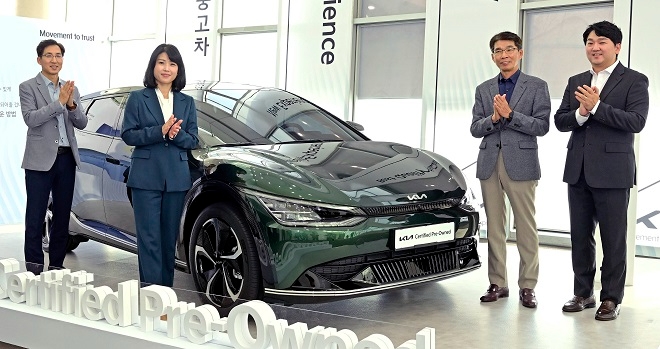 (왼쪽부터) 기아 김경철 품질경영실장(상무), 김지민 국내사업전략실장(상무), 권혁호 국내사업본부장(부사장), 이종혁 국내CPO사업팁장이 EV6 인증중고차 앞에서 기념촬영을 하고 있다.