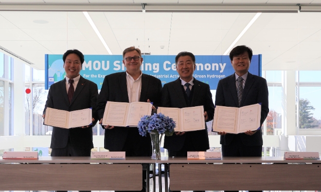 SK E&S(대표 추형욱)는 지난 3일(현지시간) 미국 뉴욕 주 올버니 카운티에 위치한 플러그파워 비스타(Vista) 공장에서 한국수자원공사, 플러그파워, SK 플러그 하이버스(SK Plug Hyverse)와 ‘그린수소 확대 보급 및 산업 활성화를 위한 업무협약(MOU)’을 체결했다. 사진제공=SK E&S.