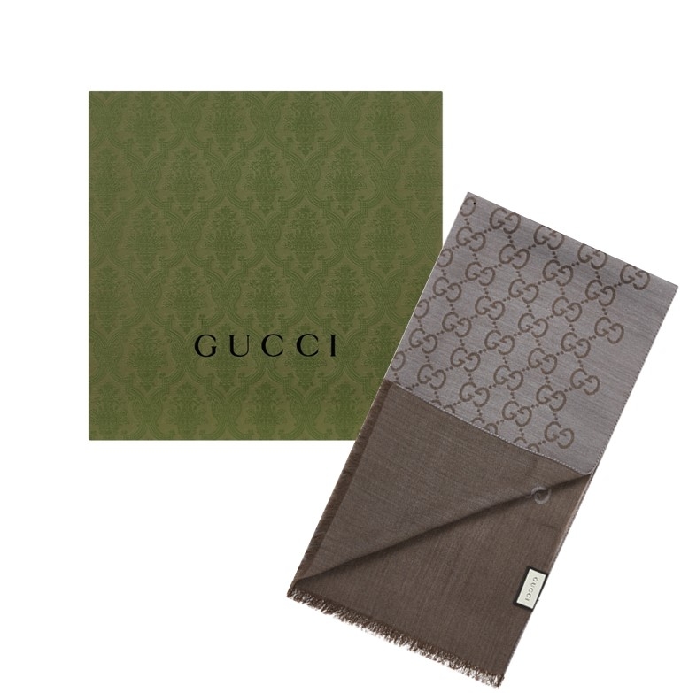 이마트에서 24만원대 판매하는 구찌 스카프. /사진제공=신세계