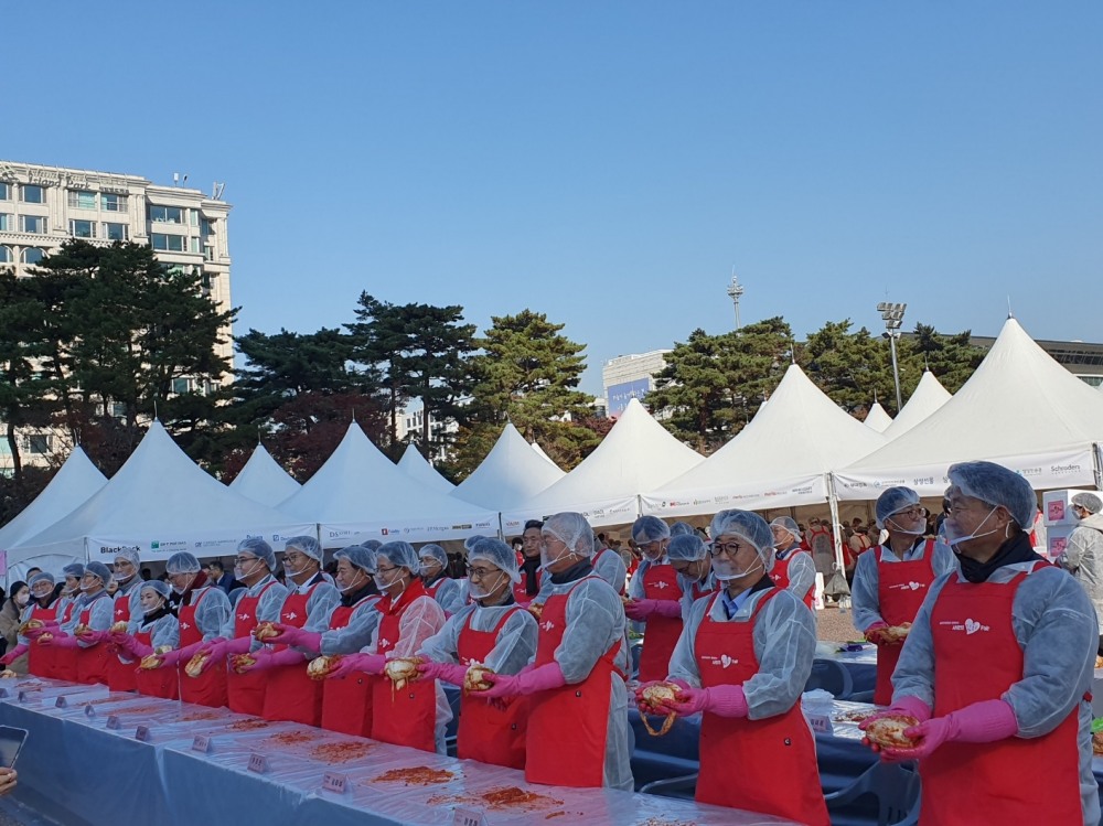금융투자협회는 14일 오전 11시 여의도공원에서 금투업계 및 증권유관기관과 공동으로 '제13회 사랑의 김치 페어(Fair)' 김장행사를 실시했다. 금투 CEO(최고경영자) 등이 동그랗게 포기를 만든 김치를 들고 있다. / 사진= 한국금융신문(2023.11.14)
