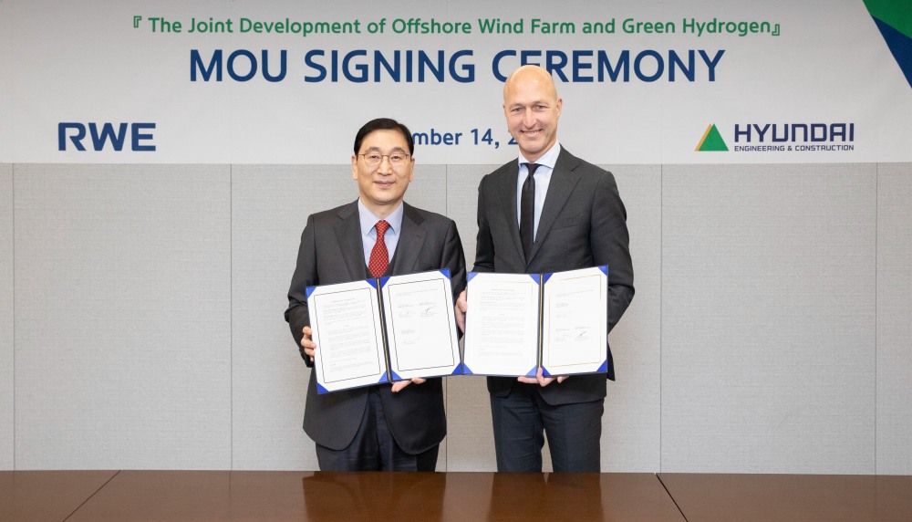 현대건설 윤영준 사장(왼쪽)과 RWE 스벤 우테르묄렌 CEO(오른쪽)가 14일 서울 종로구 현대건설 계동사옥에서 해상풍력발전 및 그린수소사업 공동개발 협력에 관한 업무협약을 체결하고 기념촬영을 하는 모습./사진제공=현대건설