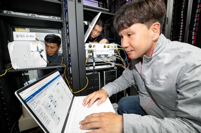 KT(대표 김영섭)는 국내외 장비 제조사와 함께 5G 상용 기지국에 서로 다른 제조사의 오픈랜 무선장비(O-RU)를 연동하는 데 성공했다. 사진제공=KT.