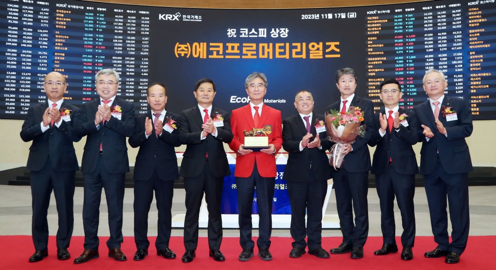 (사진 왼쪽부터) 정지헌 한국거래소 유가증권시장본부장보, 채남기 한국IR협의회 회장, 이기헌 상장회사협의회 부회장, 양태영 한국거래소 유가증권시장본부장, 김병훈 에코프로머티리얼즈 대표이사, 허개화 GEM주식유한회사 회장, 송호준 에코프로 대표이사, 김미섭 미래에셋증권 대표이사, 정영채 NH투자증권 대표이사가 기념 촬영 중이다. /사진제공 = 한국거래소