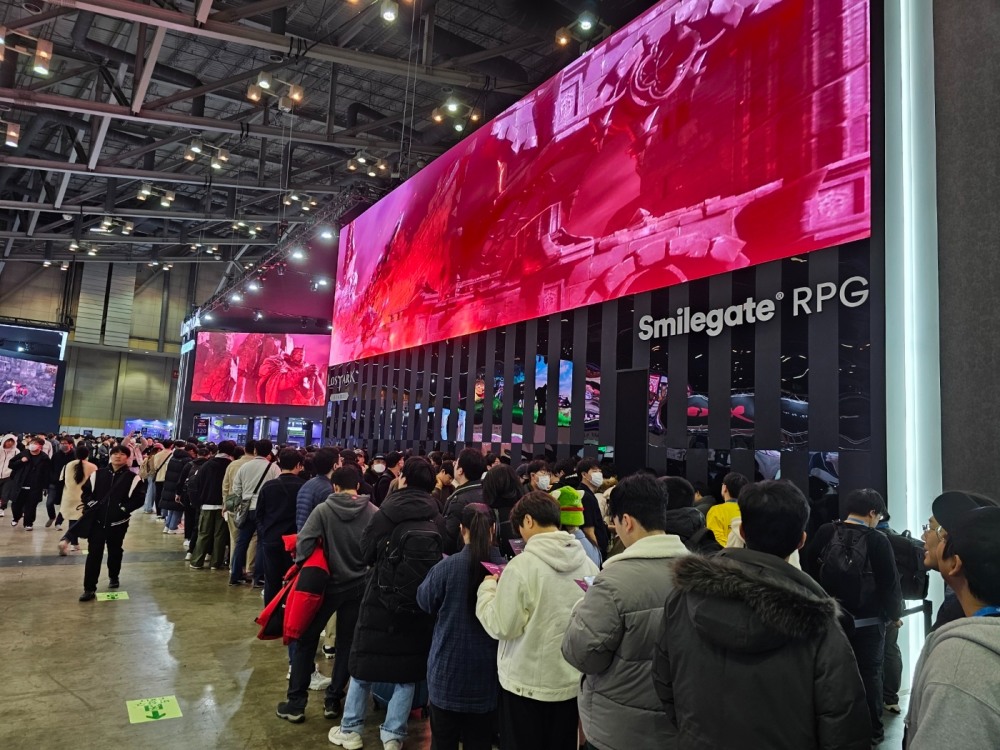 '지스타 2023' BTC 부스 내 스마일게이트 RPG 부스를 찾은 관람객들이 '로스트아크 모바일' 시연을 위해 대기하고 있다. / 사진=이주은 기자