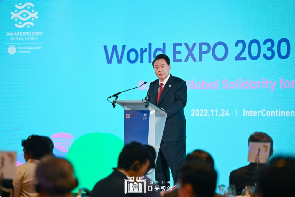 24일 프랑스 파리 인터컨티넨털 르그랑 호텔에서 개최된 ‘BIE 대표 초청 오찬’ 행사에 참석한 윤석열 대통령이 발언하고 있다. / 사진=대한민국 대통령실