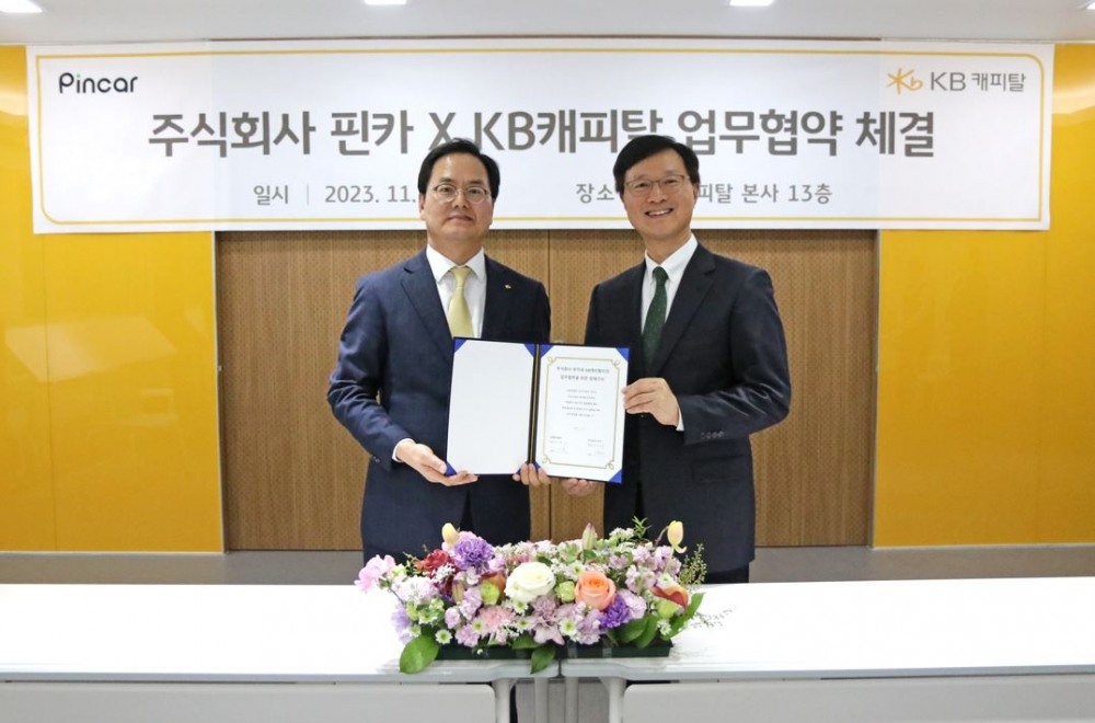 KB캐피탈 황수남 대표이사(왼쪽)와 핀카 안남훈 대표가 업무 협약식 체결 후 기념사진을 촬영하고 있다./ 사진 = KB캐피탈