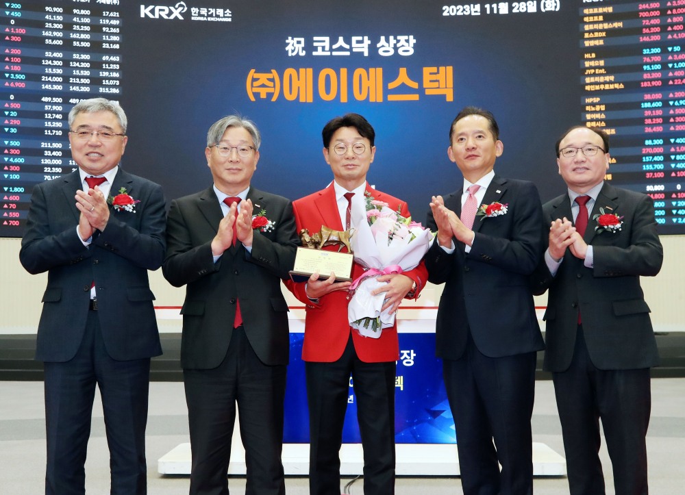 (왼쪽부터) 채남기 한국IR(Investor Relations‧투자설명) 협의회 회장과 홍순욱 한국거래소(KRX‧이사장 손병두) 코스닥(KOSDAQ) 시장본부장, 윤종배 에이에스텍 대표, 강성범 미래에셋증권(부회장 김미섭) 부사장, 강왕락 코스닥협회(회장 오흥식) 부회장이 2023년 11월 28일 오전 9시 서울 사옥 홍보관에서 에이에스텍(대표 윤종배) 코스닥시장 상장기념식을 개최한 뒤 기념촬영하고 있다./사진제공=KRX