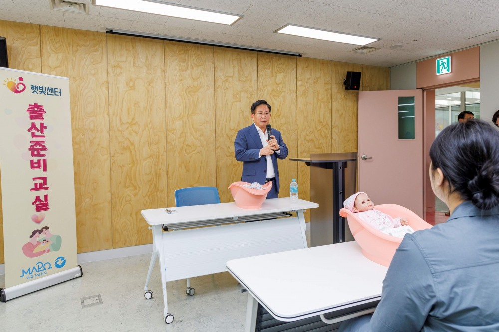 박강수 마포구청장이 보건소 2층 햇빛센터의 출산준비 교실을 찾아 출산을 준비중인 구민과 인사하고 있다./사진제공=마포구