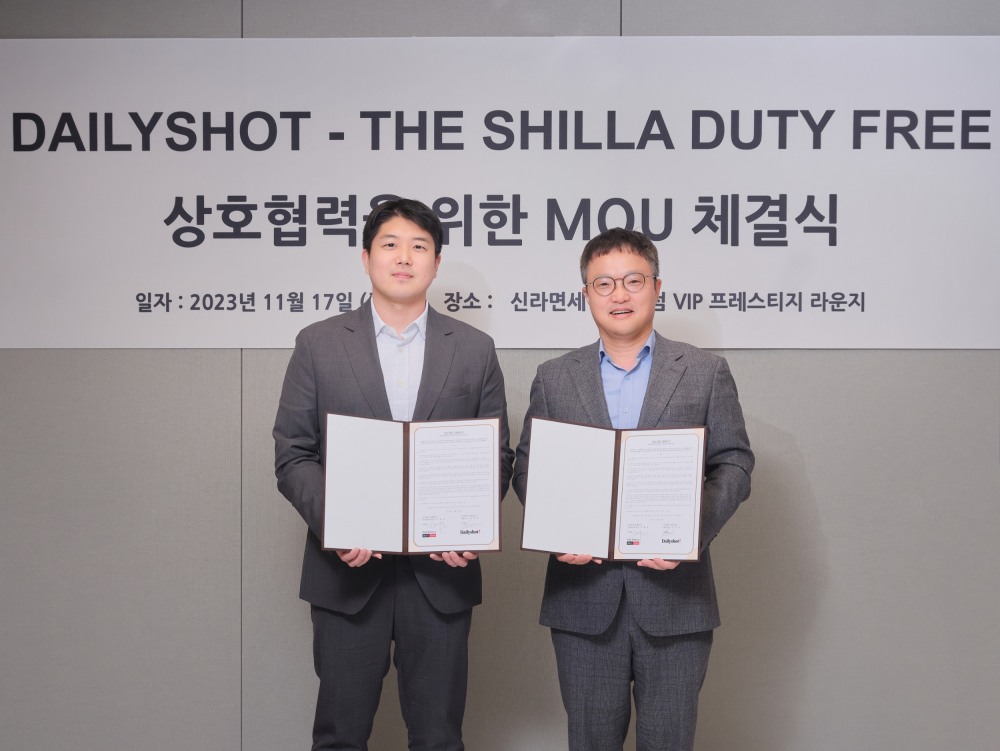 신라면세점이 주류 플랫폼 '데일리샷'과 업무협약을 체결했다. 김태호 호텔신라 TR부문장(오른쪽)과 김민욱 데일리샷 대표가 신라면세점 서울점 VIP 라운지에서 전략적 사업 제휴를 위한 업무 협약을 체결한 후 기념 촬영을 하고 있다./사진제공=신라면세점