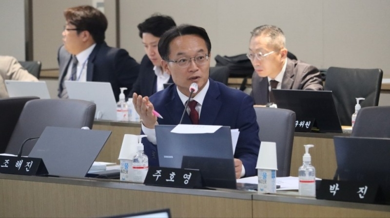 국회 기획 재정위원회 소속인 조해진 국민의힘 의원(밀양‧의령‧함안‧창녕)이 2023년 10월 24일 한국은행(총재 이창용) 국정감사에서 중앙은행 디지털 화폐(CBDC‧Central Bank Digital Currency) 도입으로 인한 고령층 금융 소외 대안 마련을 촉구하고 있다./사진제공=조해진 의원실