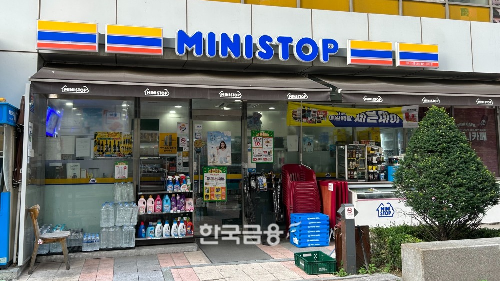 세븐일레븐 행사 포스터를 걸어둔 미니스톱. 간판은 미니스톱이지만 세븐일레븐 PB상품들을 판매하고 있다. /사진=박슬기 기자