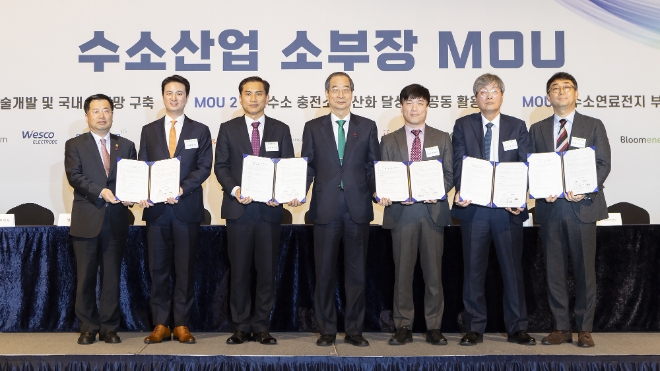 SK E&S(대표 추형욱)는 SK E&S는 효성중공업, 크리오스, 디앨, 광신기계공업과 18일 서울 롯데호텔에서 ‘액화수소 충전소 국산화 달성 및 공동 활용을 위한 업무협약(MOU)’을 체결했다. 사진=SK E&S.