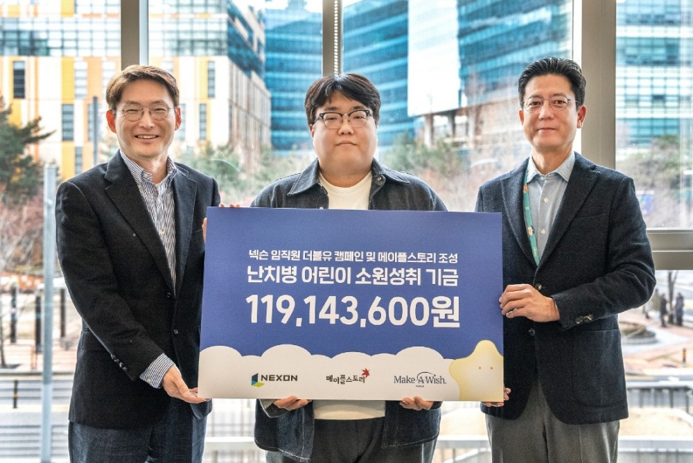 지난 18일 판교 넥슨 사옥에서 진행된 기부금 전달식에서 (왼쪽부터) 메이크어위시 코리아 민기식 이사장, 넥슨 메이플스토리 강원기 총괄 디렉터, 넥슨코리아 김정욱 부사장(겸 넥슨재단 이사장)이 기념 사진을 촬영하고 있다. / 사진제공=넥슨