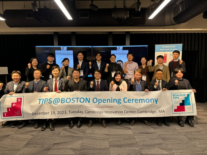 스케일업팁스협회가 지난 19일 미국 보스턴 CIC Cambridge에서 글로벌 R&D 협력 거점(이하 TIPS @ Boston) 개소식을 진행했다. 서주원 스케일업팁스협회장(왼쪽에서 다섯 번째)가 기념촬영을 하고 있다. /사진제공=스케일업팁스협회