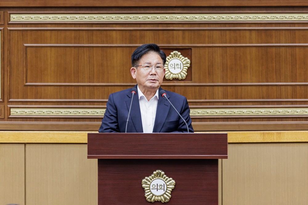 박강수 마포구청장이 제265회 마포구의회 제2차 정례회에서 2024년도 예산안 시정연설을 하는 모습./사진제공=마포구