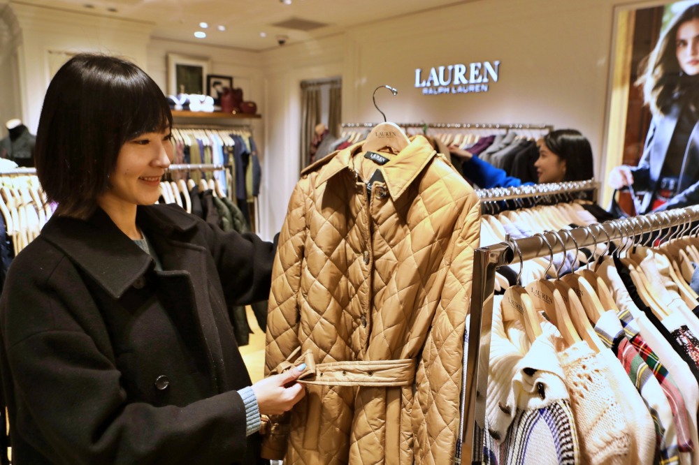 롯데백화점 매장에서 쇼핑하는 고객의 모습. /사진제공=롯데백화점