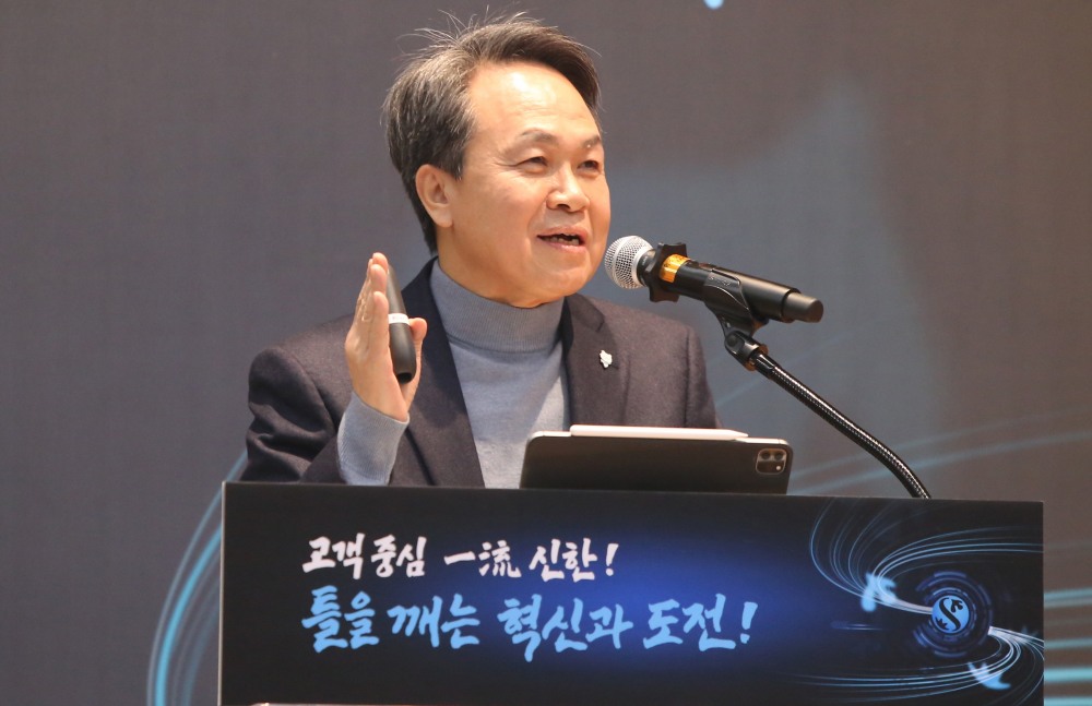 진옥동 신한금융그룹 회장이 4일 경기도 용인 신한은행 블루캠퍼스에서 열린 ‘2024년 신한경영포럼’에서 발언하고 있다./사진제공=신한금융