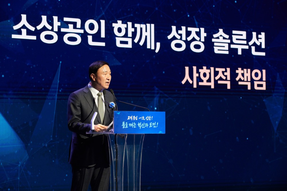 지난 12일 서울 중구 동대문디자인플라자(DDP)에서 열린 신한카드 '2023년 업적평가대회'에서 문동권 신한카드 사장이 격려사를 전하고 있다./ 사진 = 신한카드
