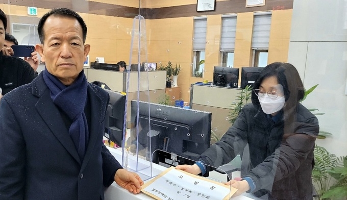 지난 17일 포스코범대위 임종백 공동집행위원장이 서울경찰청에 최정우 회장 등 포스코 전·현직 임원 및 사외이사 등 8명을 중국 호화 이사회 관련 업무상배임 등의 혐의로 고발장을 접수하고 있다./ 사진 = 범대위