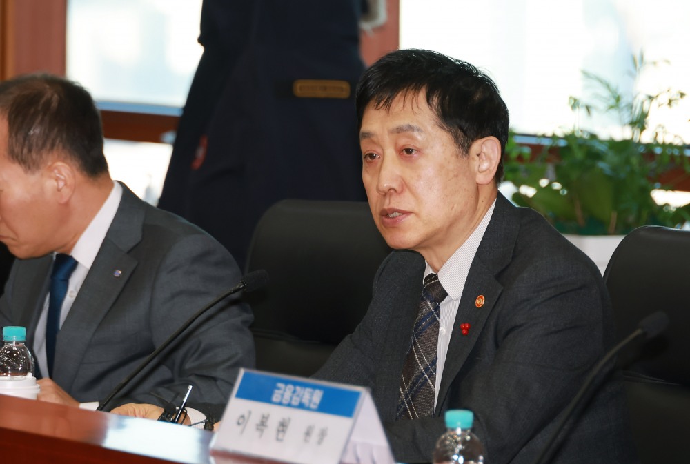 김주현 금융위원장은 24일 오전 서울 여의도 금융투자협회에서 개최한 금융위·금감원·증권업계 간담회에서 이복현 금융감독원장과 함께 증권업계 및 유관기관을 대상으로 국민 자산형성 지원을 위한 증권업계의 역할과 증권업계의 신뢰제고 방안 등을 논의했다. /사진제공 = 금융위원회