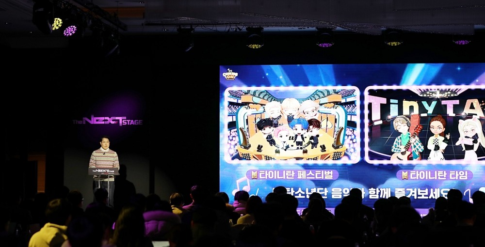 개발사 그램퍼스 김지인 대표가 25일 서울 여의도 콘래드호텔에서 열린 '2024 컴투스 미디어 쇼케이스'에서 신작 'BTS 쿠킹온: 타이니탄 레스토랑'의 콘텐츠를 설명하고 있다. / 사진제공=컴투스