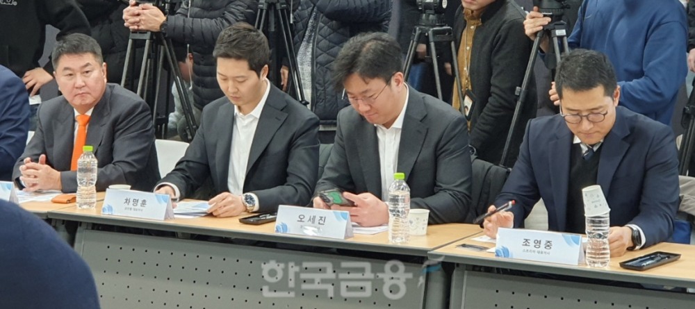 7일 서울 마포 프론트원에서 이복현 금융감독원장 주재로 20개 가상자산사업자 CEO와 간담회가 열렸다. (왼쪽부터) 이석우 두나무 대표, 차명훈 코인원 대표, 오세진 코빗 대표, 조영중 고팍스 대표 모습. / 사진= 한국금융신문(2024.02.07)
