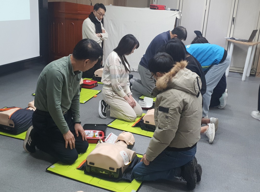 송파구민들이 심폐소생술 교육을 진행하는 모습./사진제공=송파구