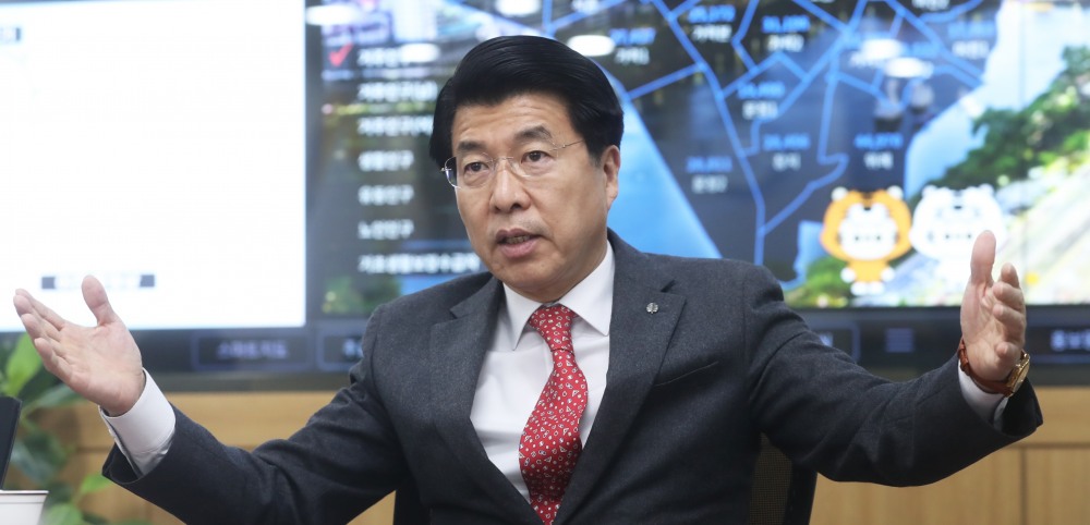 서강석 송파구청장이 경영난을 겪고 있는 관내 소기업‧소상공인을 위해 200억원 규모 무담보 특별신용보증에 나섰다./사진제공=송파구