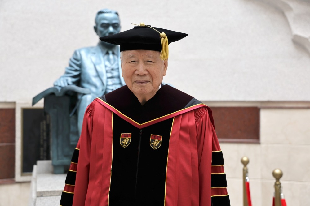 부영그룹 이중근 회장이 ‘제117회 고려대학교 학위수여식’에서 법학박사 학위를 받았다./사진제공=부영그룹