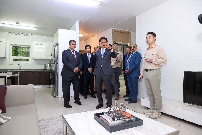 박상우 국토교통부 장관이 이라크 비스마야신도시 현장 점검을 진행하고 있다. / 사진제공=국토교통부