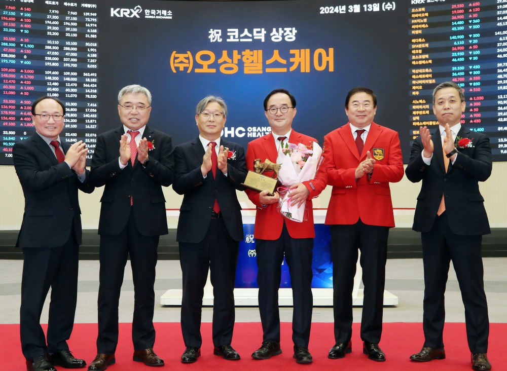 (사진 왼쪽부터) 강왕락 코스닥협회 부회장, 채남기 한국IR협의회 회장, 홍순욱 한국거래소 코스닥시장본부장, 홍승억 오상헬스케어 대표이사, 이동현 오상헬스케어 회장, 윤병운 NH투자증권 부사장이 13일 오전 오전9시 서울 여의도 한국거래소에서 열린 오상헬스케어 코스닥시장 상장기념식에서 기념 촬영 중이다. /사진제공 = 한국거래소