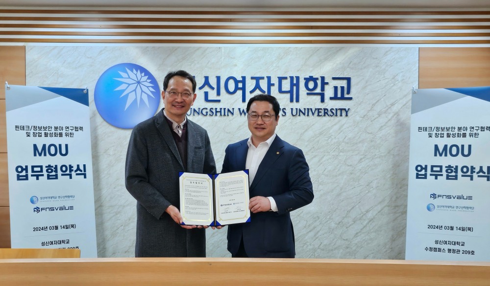 전승주 에프엔에스벨류 대표이사(오른쪽)와 전용필 성신여대 연구산학협력단장(왼쪽)이 업무협약식에서 기념 촬영을 하고 있다.(2024.03.14.)/사진제공=에프엔에스벨류