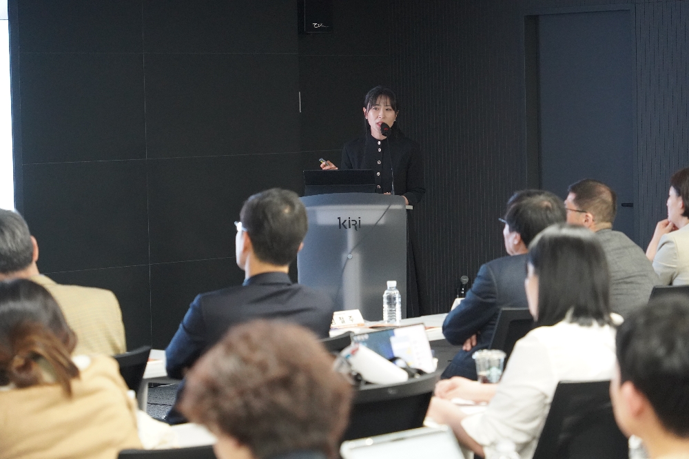 송윤아 보험연구원 연구위원이 5일 보험연구원 12층에서 열린 '초고령사회, 치매관리 정책 방향과 보험의 역할' 세미나에서 '보험산업의 치매·요양 보장 현황과 과제'를 발표하고 있다.(2024.04.05.)./사진제공=보험연구원